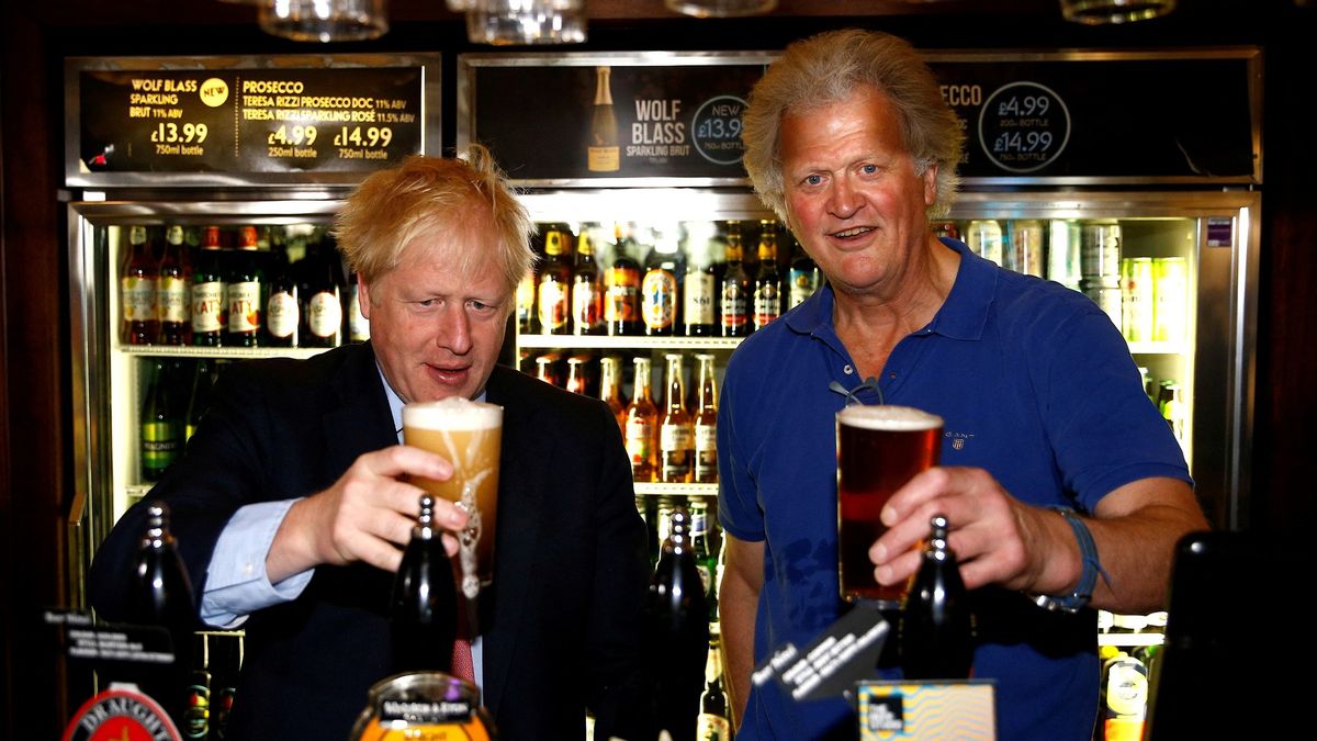 Glosa: Došlo pivo, radují se odpůrci brexitu. Ale čím to zapijí?